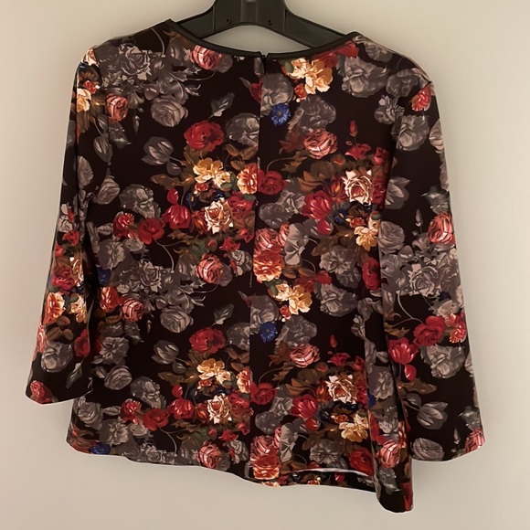 Very flattering flower patterned top - Picture 3 of 3
